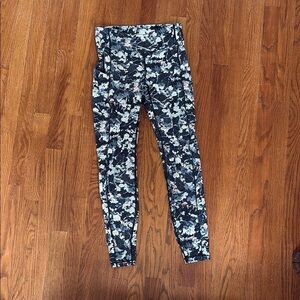 Lululemon athletica 7/8 legging with two side pockets and back zip pocket.